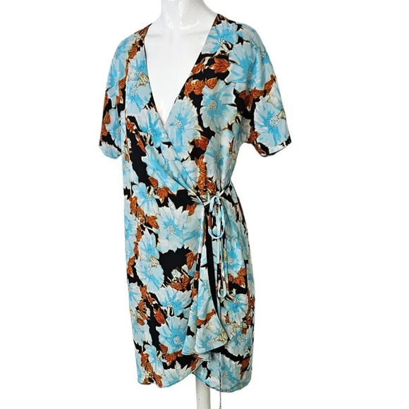 Aritzia Babaton Wallace Wrap Dress Size Small Floral Mini Short Sleeve - Picture 3 of 6